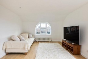 The Kennington Wonder - Bright 2BDR Flat with Rooftop Terrace